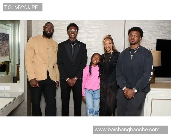 詹姆斯小儿子布莱斯与女友甜蜜合影引发网友热议与祝福