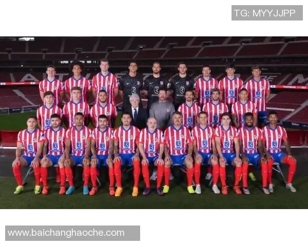 拜仁慕尼黑25-26赛季全家福展现新援风采与德超杯沙拉盘荣耀 拜仁慕尼黑25-26赛季全家福展现新援风采与德超杯沙拉盘荣耀