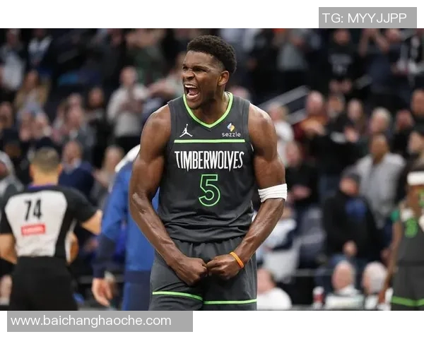 爱德华兹上半场表现亮眼15投6中三分球命中率不佳但仍斩获17分 爱德华兹上半场表现亮眼15投6中三分球命中率不佳但仍斩获17分