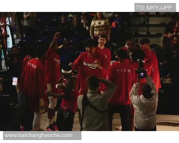 杨瀚森主动与阿夫迪亚交流翻译助力两人友好碰拳互动